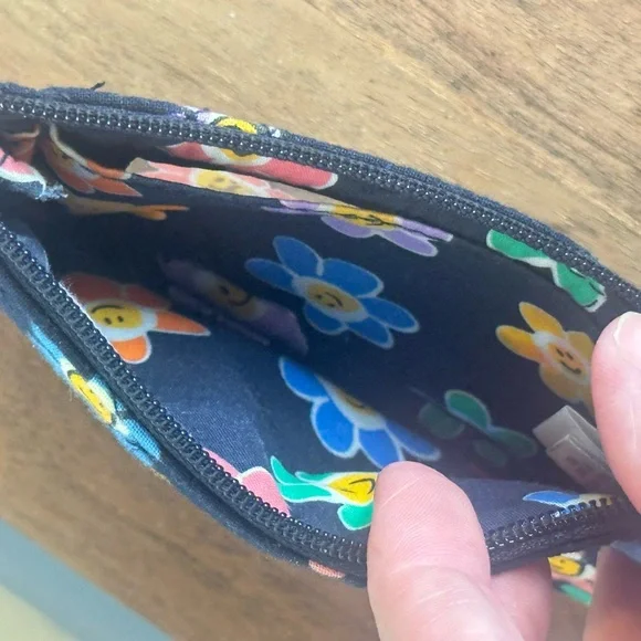 Vera Bradley Zip ID Card Holder Rainbow Daisy - Picture 3 of 6